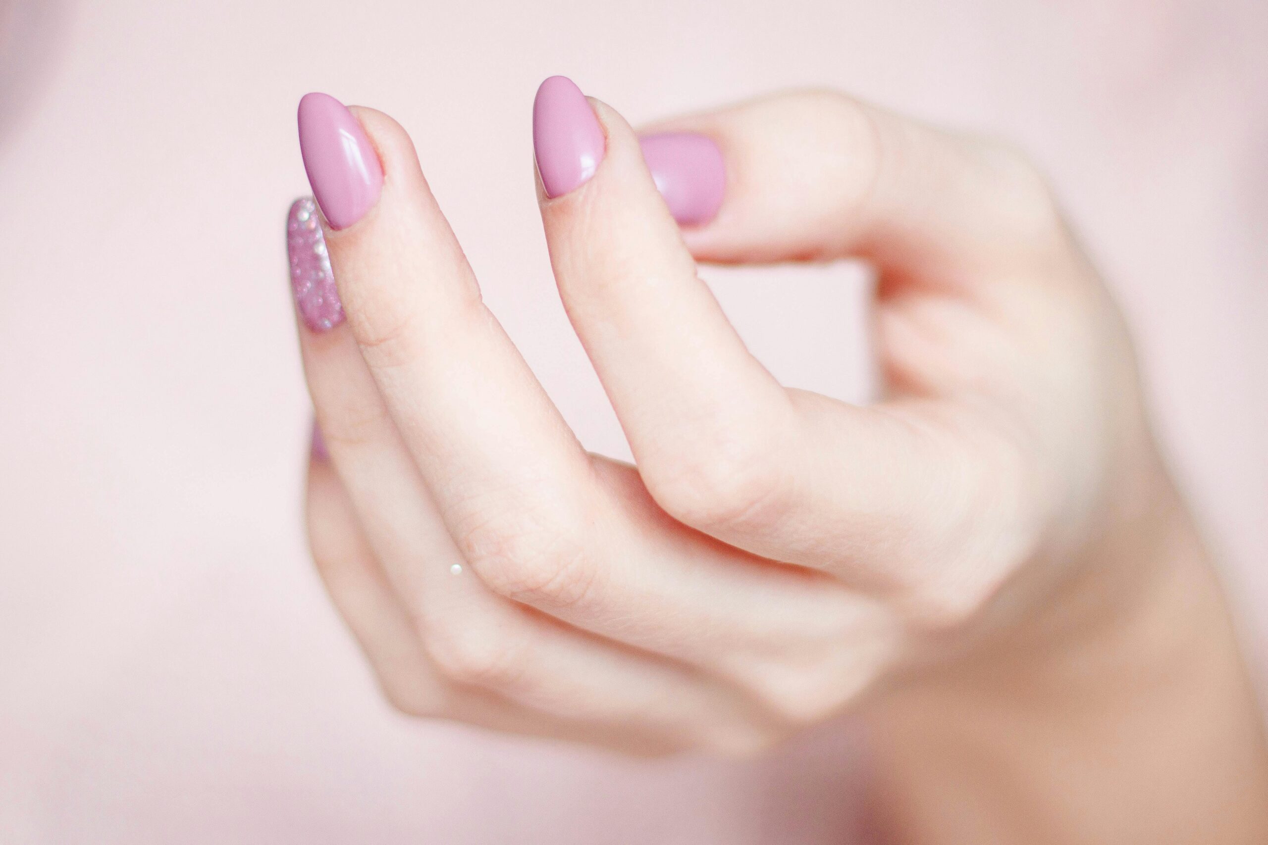 An infographic detailing common nail issues caused by improper trimming habits