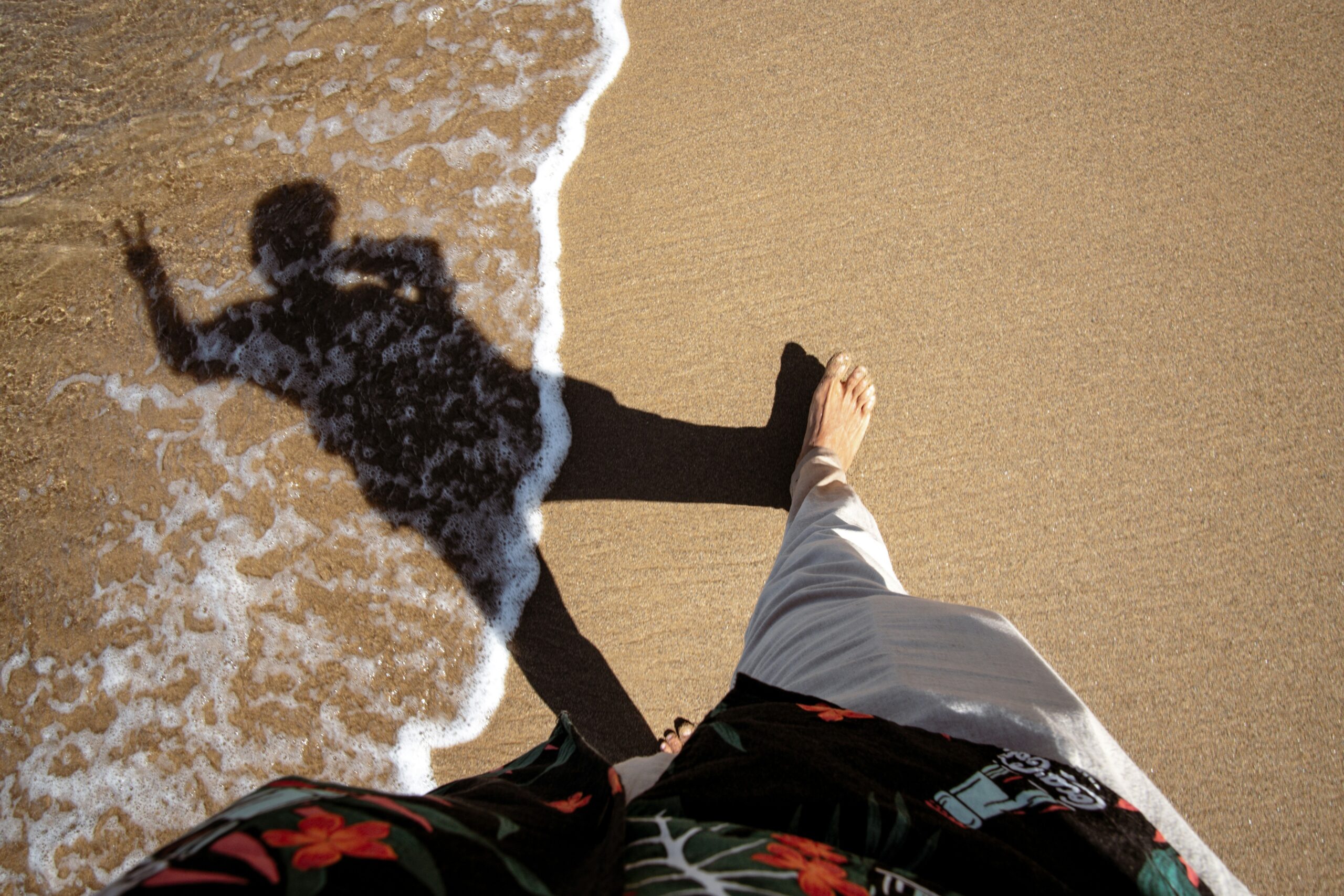 Cartoon illustration of a tourist struggling to take a selfie due to a long hangnail