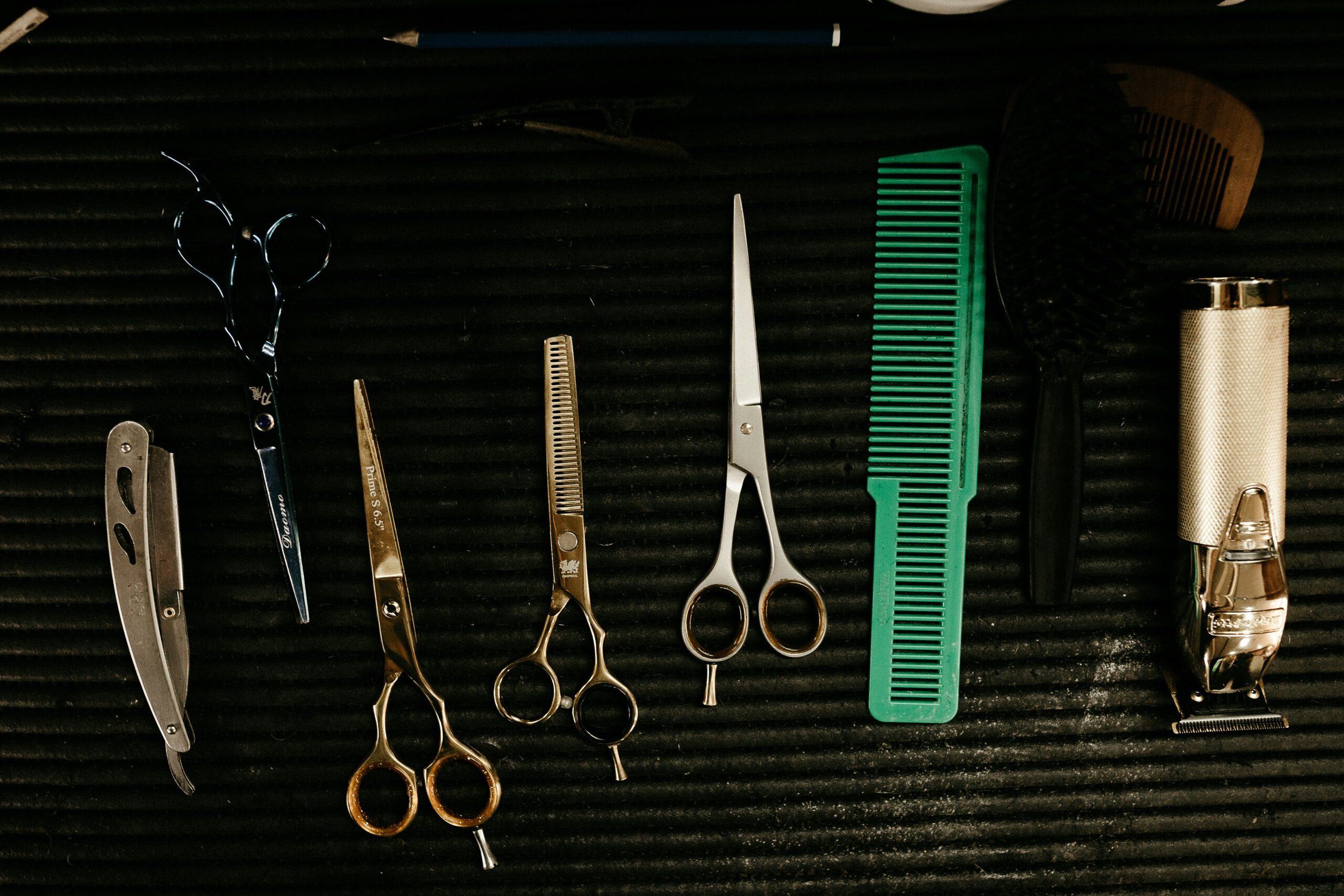 Infographic showing features to consider when choosing electric clippers