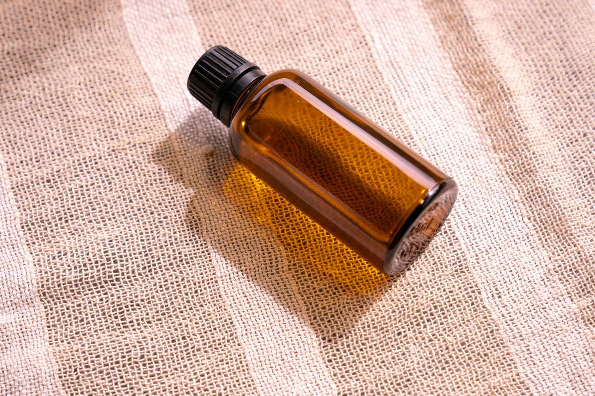 Illustration demonstrating steps to apply oil on clippers