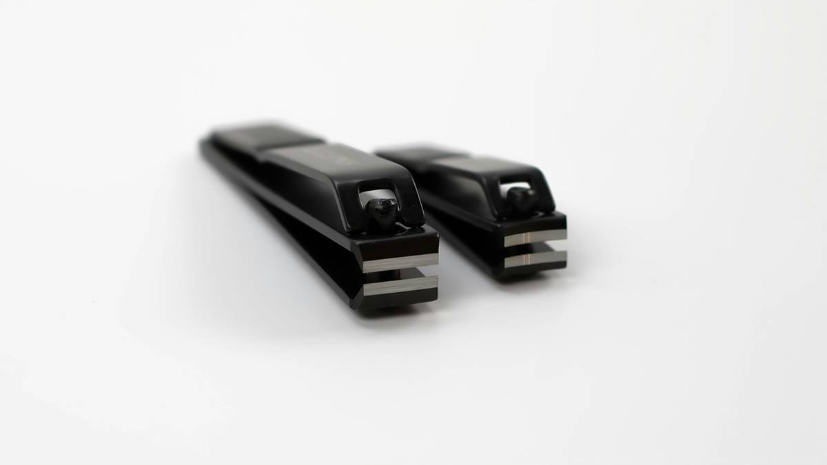 Diagram comparing clean cut from sharp nail clippers vs crushed tear from dull clippers