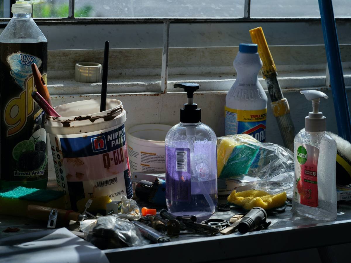 Infographic showing how bacteria and fungi accumulate on nail clippers over time, with risk zones highlighted